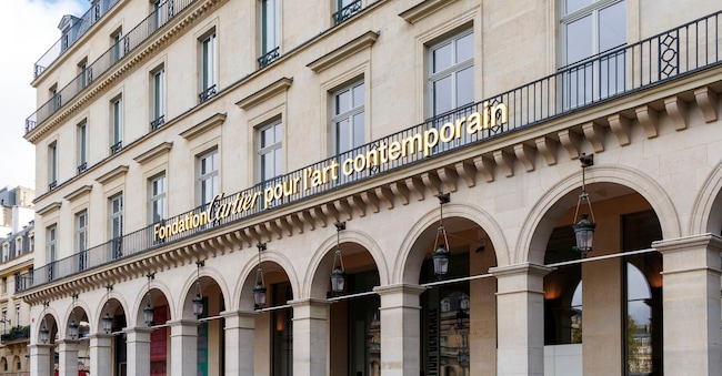 PARIGI, FRANCIA - 20 OTTOBRE: vista generale esterna della Nuova Fondazione Cartier "La Fondation Cartier Pour L'Art Contemporain" a Place Du Palais-Royal il 20 ottobre 2025 a Parigi, Francia. (Foto di Luc Castel/Getty Images)