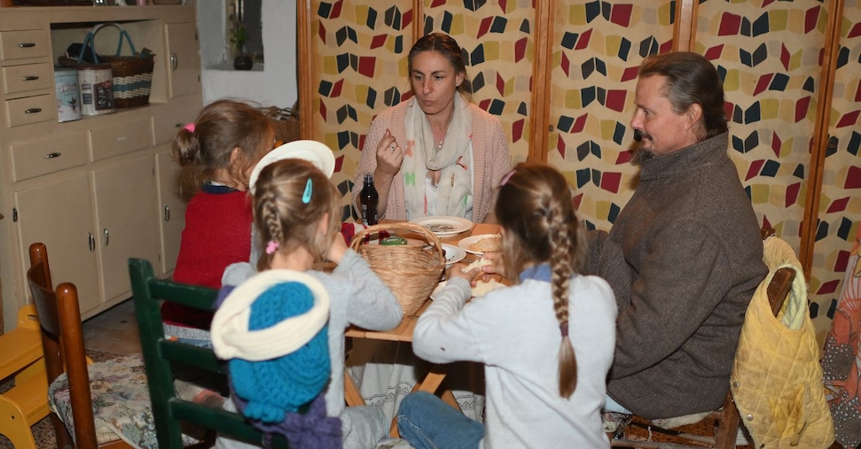 Bambini tolti alla famiglia nel bosco, scontro tra governo e magistrati. Salvini: «Un sequestro». L’Anm: «Sono stati tutelati»