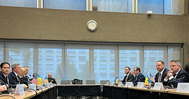 L’inviato speciale degli Stati Uniti Steve Witkoff, il segretario di Stato americano Marco Rubio, il segretario dell’esercito americano Daniel Driscoll e altri membri della delegazione statunitense, nonché il capo dell’ufficio del presidente dell’Ucraina Andriy Yermak e altri membri della delegazione ucraina siedono prima dei colloqui a porte chiuse sulla fine della guerra della Russia in Ucraina, presso la missione degli Stati Uniti a Ginevra, in Svizzera, 23 novembre 2025. REUTERS/Emma Farge TPX 