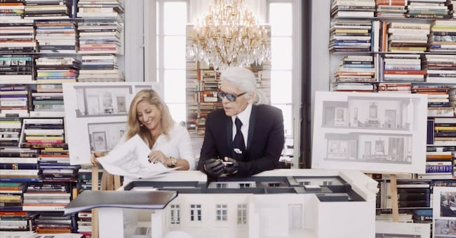 Aline Asmar d’Amman con Karl Lagerfeld, incontrato durante la ristrutturazione dell’Hôtel de Crillon di Parigi.