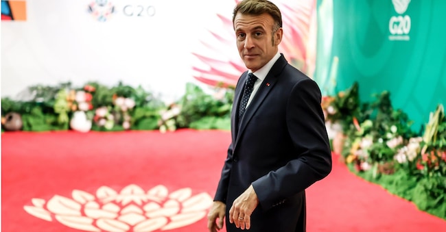 Il presidente francese Emmanuel Macron arriva al secondo giorno del vertice dei leader del G20 a Johannesburg, in Sudafrica, domenica 23 novembre 2025. (Marco Longari/Foto dal pool via AP)