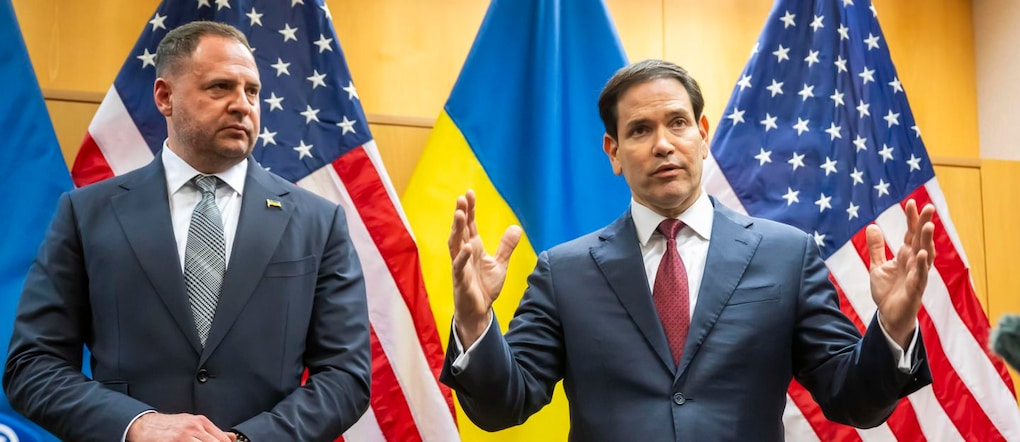 Il capo dell’Ufficio del Presidente dell’Ucraina Andriy Yermak (a sinistra) e il Segretario di Stato americano Marco Rubio (a destra) parlano alla stampa mentre proseguono le consultazioni sul piano di pace di Trump presso la Missione degli Stati Uniti a Ginevra, in Svizzera, il 23 novembre 2025. EPA/MARTIAL TREZZINI