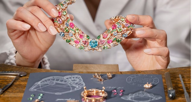 La realizzazione di una collana della collezione di alta gioielleria Polychroma di Bulgari