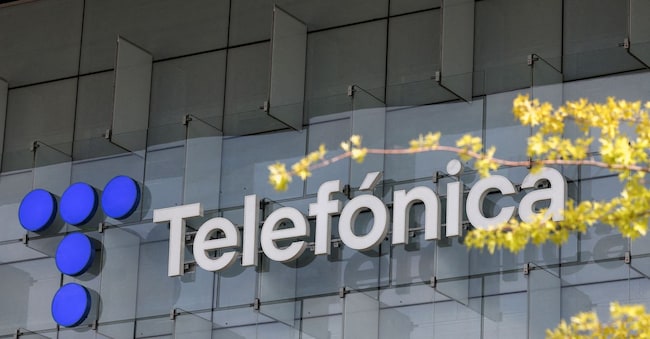 FILE PHOTO: The logo of Spanish Telecom company is displayed atop the company's building in Madrid, Spain, September 6, 2023. REUTERS/Violeta Santos Moura/File Photo