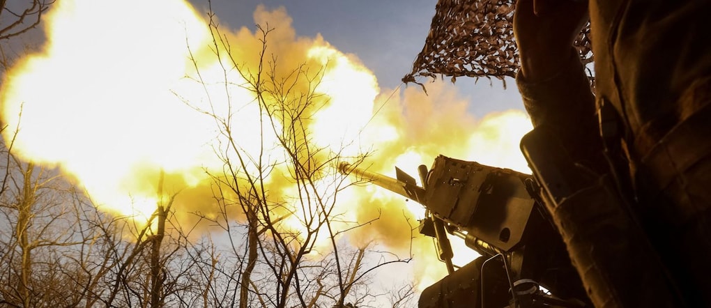 Servicemen of the 148th Separate Artillery Zhytomyr Brigade of the Armed Forces of Ukraine  fire a Caesar self-propelled howitzer towards Russian troops at a position on the front line, amid Russia's attack on Ukraine, near the frontline town of Pokrovsk in Donetsk region, Ukraine November 23, 2025. REUTERS/Anatolii Stepanov
