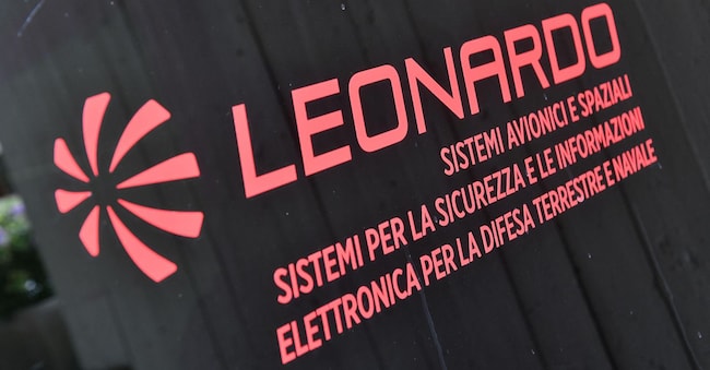 Il logo di Leonardo davanti allo stabilimento di Sestri Ponente