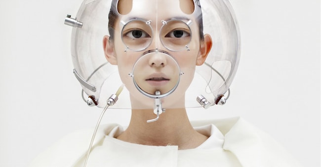 “Altering Facial Features with WH5” (2010) dell’artista coreano Hyungkoo Lee è stata esposta a “Virtual Beauty”, la mostra che si è conclusa in settembre alla London Somerset House. Presenti le opere e le installazioni interattive di 20 artisti internazionali: una riflessione su come l’IA, i social media e le identità virtuali rimodellino i nostri ideali di bellezza nell’era digitale. (COURTESY HYUNGKOO LEE/SOMERSET HOUSE)