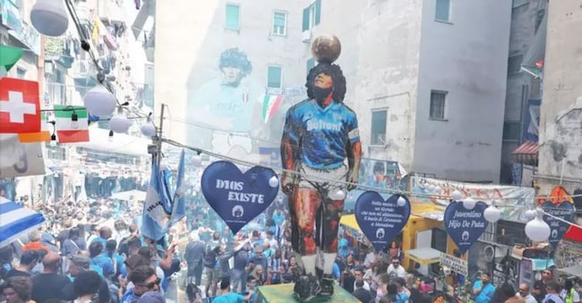 Il colosso di 6,20 metri dedicato a Maradona realizzato dall’artista argentino Salvador Gaudenti nel cosiddetto Largo Maradona dei Quartieri Spagnoli, a Napoli