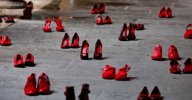 Inaugurazione dell’installazione ‘’Zapatos Rojos’’ (Scarpe Rosse) in occasione della Giornata internazionale per l'eliminazione della violenza contro le donne, Chiostro della Cisterna,  Palazzo San Macuto, Roma 25 novembre 2025. (ANSA/Fabio Frustaci)