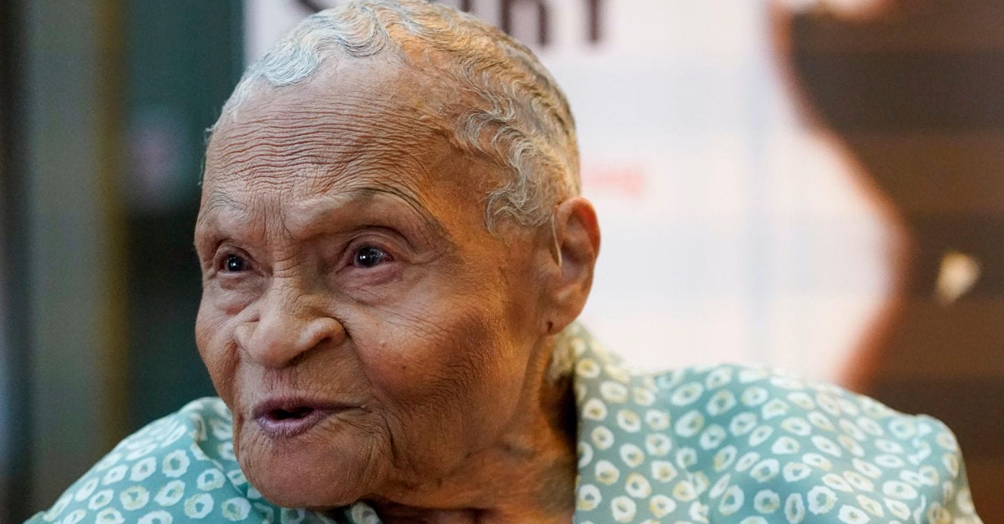 È morta Viola Ford Fletcher, una delle ultime testimoni del massacro razziale di Tulsa del 1921