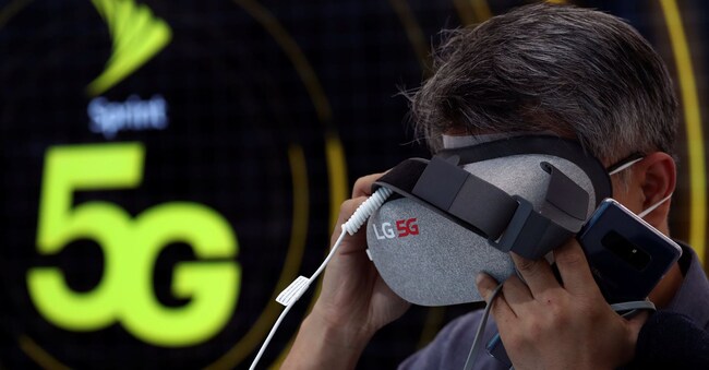 Oltre novanta operatori nel mondo hanno già acceso o avviato in soft-launch reti 5G standalone, circa trenta in più rispetto all’anno scorso (Reuters/Sergio Perez)