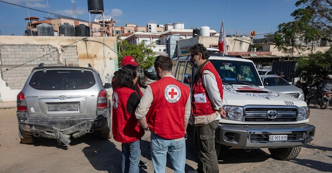  Il Ministero della Sanità di Gaza riceve dalla Croce Rossa i resti e i corpi di palestinesi non identificati restituiti da Israele, per essere sepolti in un funerale di massa fuori dall'ospedale Nasser di Khan Younis, nel sud della Striscia di Gaza, il 26 novembre 2025. La consegna dei corpi dei prigionieri palestinesi deceduti da parte di Israele rientra nell'accordo di cessate il fuoco tra Israele e Hamas, entrato in vigore il 10 ottobre 2025.  EPA/HAITHAM IMAD