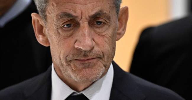 L'ex presidente francese Nicolas Sarkozy lascia il tribunale di Parigi dopo il verdetto del processo per finanziamento illegale della campagna elettorale da parte della Libia per la sua candidatura alle presidenziali del 2007, il 25 settembre 2025. Il 26 novembre 2025 la massima corte d'appello francese ha confermato la seconda condanna in un caso di presunto finanziamento illegale della campagna elettorale dell'ex presidente Nicolas Sarkozy. (Foto di JULIEN DE ROSA / AFP)