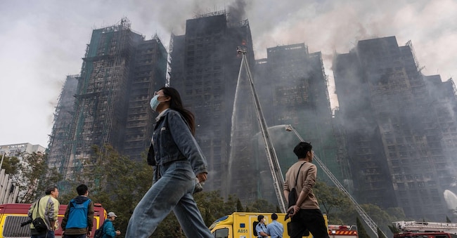 Il fumo sale ancora dagli appartamenti dopo che un grave incendio ha devastato diversi isolati nel complesso residenziale Wang Fuk Court, nel quartiere Tai Po di Hong Kong, il 27 novembre 2025. Il 27 novembre, un giorno dopo che l’incendio aveva devastato i grattacieli (Foto di Dale DE LA REY / AFP)