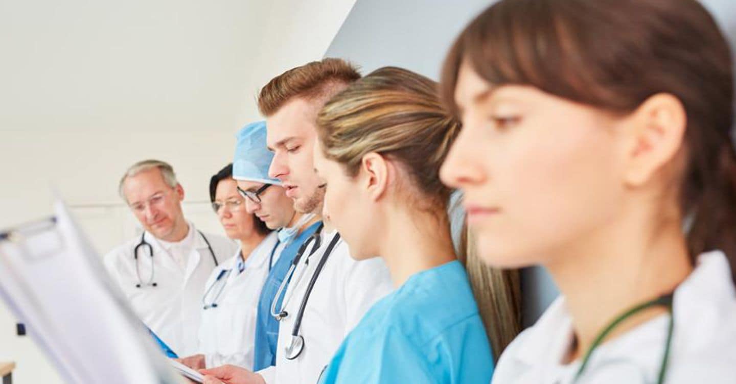 https://i2.res.24o.it/images2010/S24/Documenti/2025/11/27/Immagini/Ritagli/Adobe-giovani-medici-U81747831362NRT-1440x752@IlSole24Ore-Web.jpg