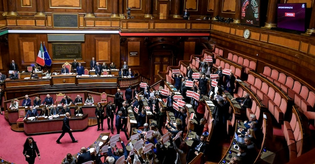 La protesta con dei cartelli da parte dei senatori dell’opposizione durante il voto finale in Senato sul ddl sulla separazione delle carriere dei magistrati, Roma, 30 ottobre 2025. ANSA/RICCARDO ANTIMIANI