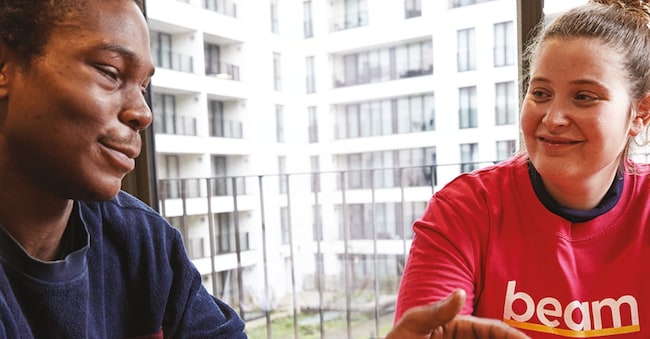 Sul campo. Un’operatrice sociale della non profit Beam si confronta con un beneficiario