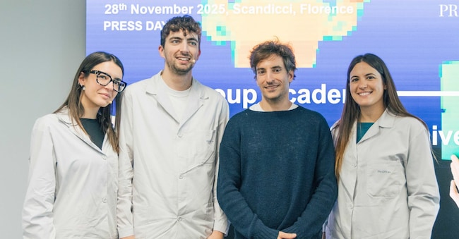 Lorenzo Bertelli con tre allievi dell’Academy. Il figlio maggiore di Miuccia Prada e Patrizio Bertelli è chief marketing officer del gruppo Prada, responsabile della sostenibilità e prossimo presidente esecutivo di Versace