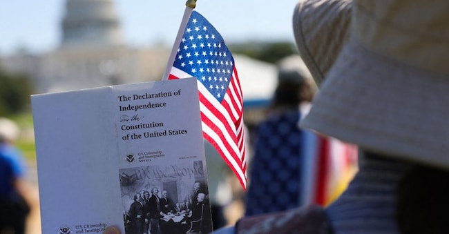 Un manifestante tiene in mano una copia della Dichiarazione di Indipendenza durante una manifestazione sul National Mall di Washington, D.C., il 19 settembre 2025, per dare il benvenuto a un gruppo di manifestanti in marcia da Filadelfia, Pennsylvania, con una copia della Costituzione degli Stati Uniti da consegnare al Congresso.  (Foto di Bryan Dozier / NurPhoto via AFP)