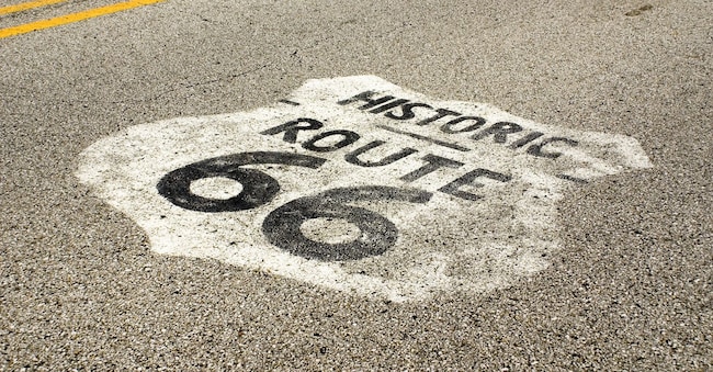 Uno dei tanti scudi dipinti sul manto stradale della Route 66, un'autostrada storica che va da Chicago, Illinois, a Santa Monica, California, USA. Lo scudo è un'icona della Route 66. (Science Photo Library / AGF)