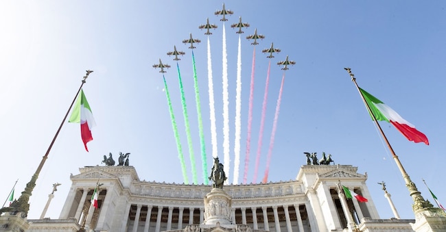 Le Frecce Tricolori volano sopra l'Altare della Patria, il 2 giugno. (Giandotti/Ufficio Stampa / AGF)