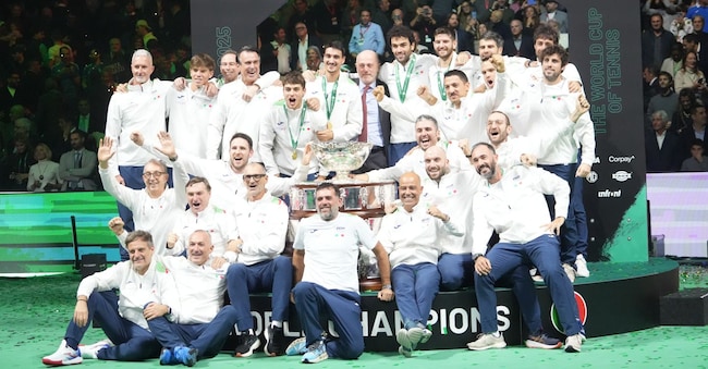 23/11/2025 Bologna, Coppa Davis, l'Italia celebra la vittoria dopo le sfide con la Spagna (Zumapress.com / AGF)