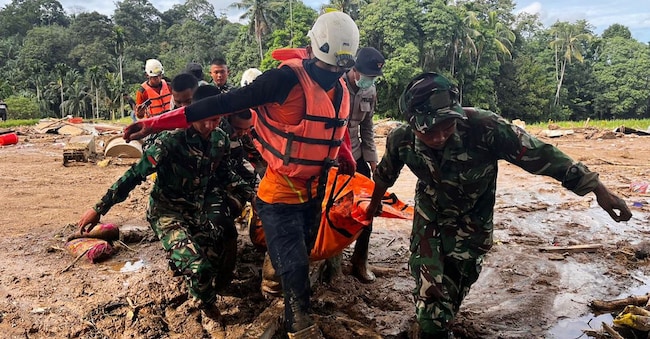 I soccorritori trasportano una delle vittime dell’alluvione ad Agam, nella parte occidentale di Sumatra, Indonesia. (AP Photo/Ade Yuandha)     Associated Press / LaPresse Only italy and spain