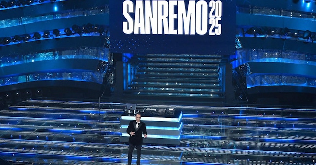Carlo Conti sul palco dell’ultima edizione del Festival di Sanremo 