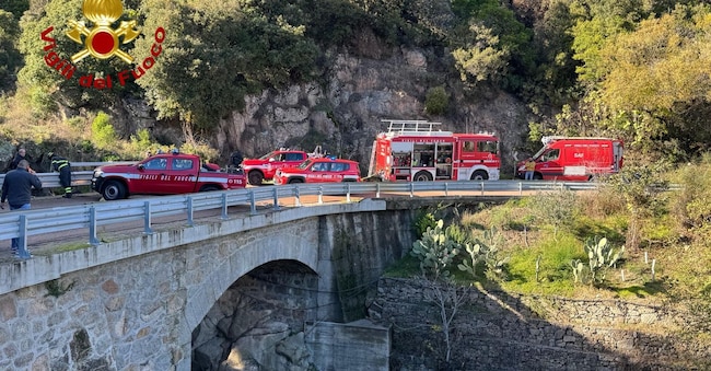 Tre uomini di origine nordafricana, di età compresa fra i 31 e i 33 anni, sono morti questa mattina nella loro auto precipitata da un ponticello, e finita in un torrente, lungo la strada provinciale 27, fra Villagrande Strisaili e Tortolì, in Ogliastra. Per cause in fase di accertamento la vettura nell'affrontare una curva all'ingresso del ponticello è finita fuori strada, facendo un volo di una decina di metri, Villagrande Strisaili, 30 novembre 2025. ANSA/US VIGILI DEL FUOCO