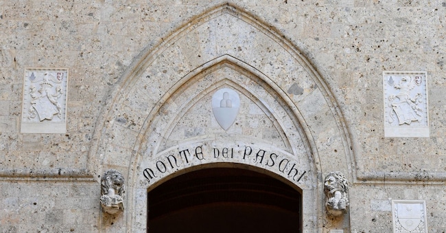Vista dell'ingresso della sede del Monte dei Paschi di Siena (MPS), la più antica banca del mondo, che sta affrontando massicci licenziamenti nell'ambito di una prevista fusione aziendale, a Siena, Italia, 11 agosto 2021. REUTERS/Jennifer Lorenzini/Foto d'archivio