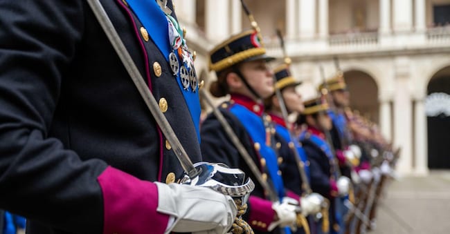 Nel cortile d'onore del Palazzo Ducale di Modena, sede dell'Accademia Militare, questa mattina gli allievi ufficiali del 205° corso "Fierezza" hanno giurato in forma solenne, alla presenza del capo di Stato maggiore della Difesa, l'ammiraglio Giuseppe Cavo Dragone, del capo di Stato Maggiore dell'Esercito, il generale di Corpo d'Armata Carmine Masiello, e del comandante Generale dell'Arma dei Carabinieri, il generale di Corpo d'Armata Teo Luzi, 8 Marzo 2024. ANSA/US ESERCITO