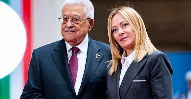 Il primo ministro italiano Giorgia Meloni e il presidente palestinese Mahmoud Abbas (Abu Mazen). (Foto di Massimo Valicchia/NurPhoto via AFP)