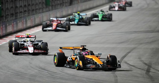 Il pilota australiano della McLaren Oscar Piastri guida durante il Gran Premio di Formula 1 di Las Vegas, sabato 22 novembre 2025 a Las Vegas. (Foto AP/John Locher)