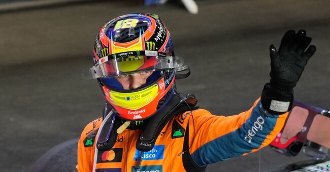 Il pilota australiano della McLaren Oscar Piastri saluta i fan dopo aver vinto la gara sprint sul Lusail International Circuit prima del Gran Premio del Qatar di Formula Uno, a Lusail, in Qatar, sabato 29 novembre 2025. (Foto AP/Altaf Qadri)