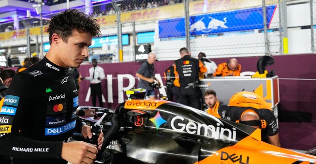 Il pilota britannico della McLaren Lando Norris si prepara per il Gran Premio del Qatar di Formula Uno, sul Lusail International Circuit, a Lusail, in Qatar, domenica 30 novembre 2025. (Foto AP/Darko Bandic)