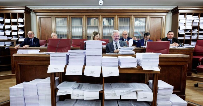 La commissione Bilancio del Senato durante l’esame degli emendamenti alla legge di Bilancio, Roma, Martedì 18 Novembre 2025 (Foto Roberto Monaldo / LaPresse) 

Senate Budget committee during the examination of the amendments to the Budget law, Rome, Tuesday, November 18, 2025 (Photo by Roberto Monaldo / LaPresse)