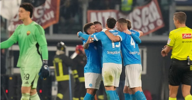 I giocatori del Napoli festeggiano al termine della partita di calcio di Serie A tra Roma e Napoli a Roma, domenica 30 novembre 2025. (Foto AP/Gregorio Borgia)      Stampa associata/Lapresse Solo Italia e Spagna