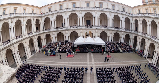 Nel cortile d'onore del Palazzo Ducale di Modena, sede dell'Accademia Militare, questa mattina gli allievi ufficiali del 205° corso "Fierezza" hanno giurato in forma solenne, alla presenza del capo di Stato maggiore della Difesa, l'ammiraglio Giuseppe Cavo Dragone, del capo di Stato Maggiore dell'Esercito, il generale di Corpo d'Armata Carmine Masiello, e del comandante Generale dell'Arma dei Carabinieri, il generale di Corpo d'Armata Teo Luzi,  ANSA/US ESERCITO