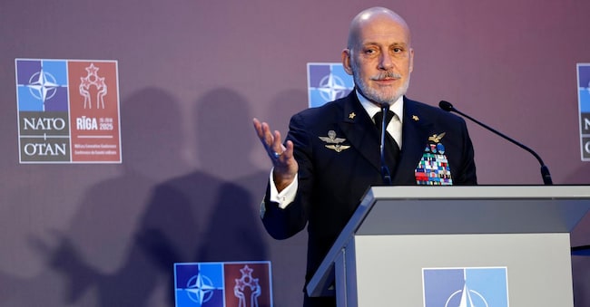  Il presidente del Comitato militare dell'Organizzazione del Trattato del Nord Atlantico (NATO), ammiraglio Giuseppe Cavo Dragone, partecipa a una conferenza stampa al termine della Conferenza del Comitato militare della NATO a Riga, in Lettonia, il 27 settembre 2025. Durante la conferenza, i leader militari della NATO hanno discusso l'attuazione delle decisioni del Vertice NATO dell'Aia, concentrandosi sul rafforzamento della deterrenza collettiva e della difesa degli alleati.  EPA/TOMS KALNINS