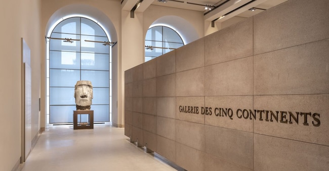 L’ingresso della Galerie des Cinq Continents con un moai dell’Isola di Pasqua