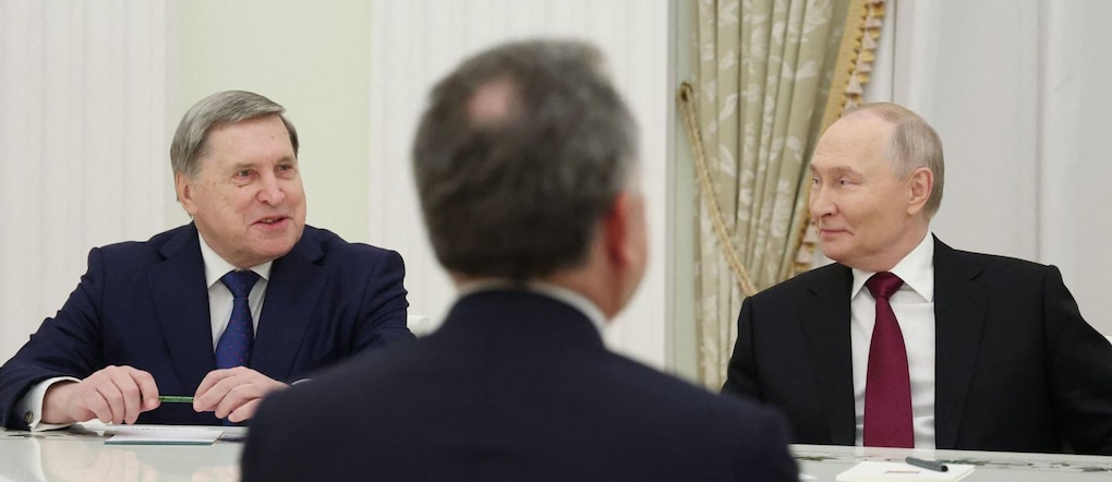 In questa fotografia distribuita dall’agenzia di stato russa Sputnik, il presidente russo Vladimir Putin e l’assistente del Cremlino Yuri Ushakov partecipano a un incontro con l’inviato speciale degli Stati Uniti Steve Witkoff al Cremlino (Afp)