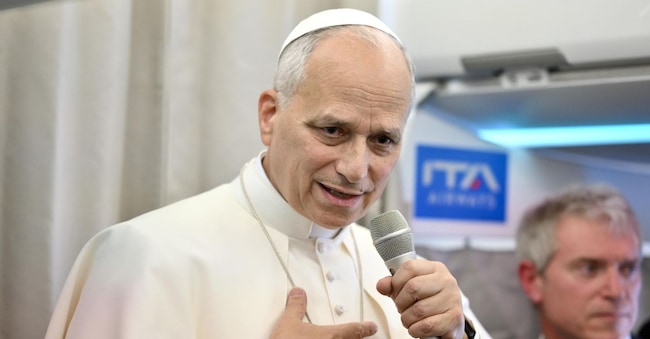 Papa Leone XIV parla in aereo degli incontri avuti a Beirut