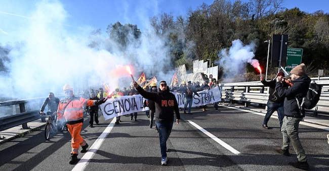 Gli operai in corteo hanno bloccato  il casello di Genova Aeroporto sulla A10 per poi entrare in autostrada, durante la nuova manifestazione a Cornigliano