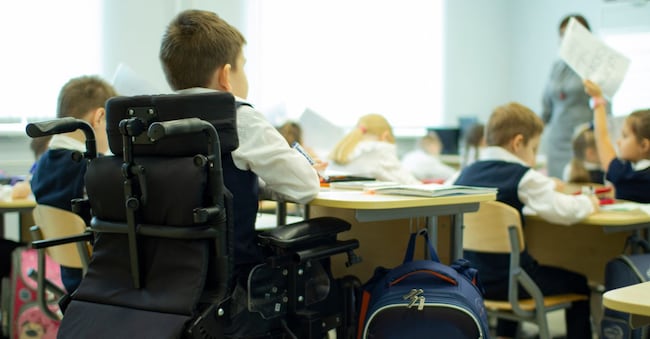 Uno studente disabile in sedia a rotelle nella scuola primaria. Socializzazione dell'individuo nella società.