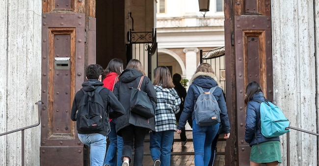 RITORNO A SCUOLA, RIAPERTURA DEL  LICEO ENNIO QUIRINO VISCONTI DI ROMA. STUDENTI LICEALI ALL'INGRESSO ZAINO ZAINI STUDENTE LICEALE