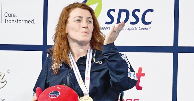 A Singapore. Arjola Trimi sul podio mondiale con l’oro nei 200 stile libero, categoria S2, fotografata da Augusto Bizzi, maestro di caratura internazionale dello sport paralimpico