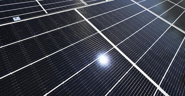 Pannelli solari su un edificio, in una foto d'archivio