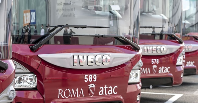 Autobus ATAC nel piazzale della Stazione Termini durante uno sciopero dei trasporti pubblici