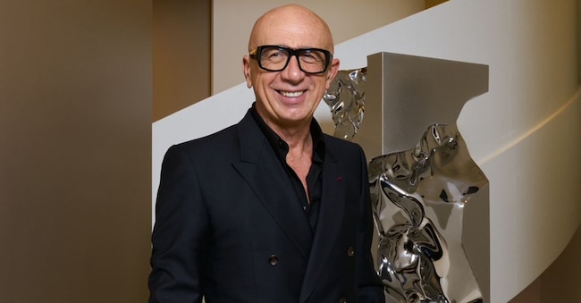 Marco Bizzarri ha lavorato per molti anni come ceo di importanti brand di moda, da ultimo Gucci (fino a luglio 2023). Ha poi dato vita alla sua holding Nessi fashion, con cui ha investito in marchi come Elisabetta Franchi, Visionnaire, Golden Goose e Illy.