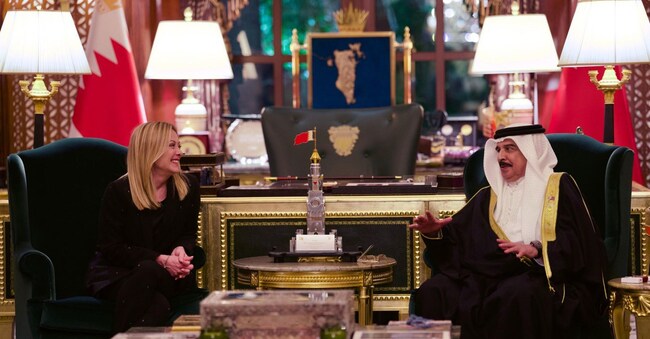 La presidente del Consiglio, Giorgia Meloni, è a Manama, nel regno del Bahrein, per prendere parte al vertice del Consiglio di Cooperazione del Golfo. Ad accogliere Meloni e la delegazione italiana sono stati sua altezza reale il principe ereditario e primo ministro del regno del Bahrein, Salman bin Hamad Al Khalifa